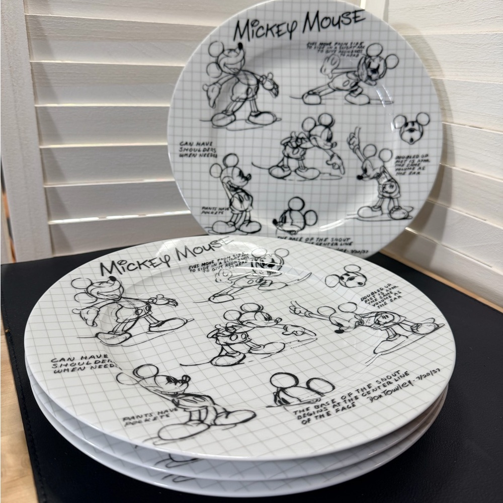 NWT Disney White Mickey Mouse “Sketchbook” 10.5” Dinner Plates (Set of 4)